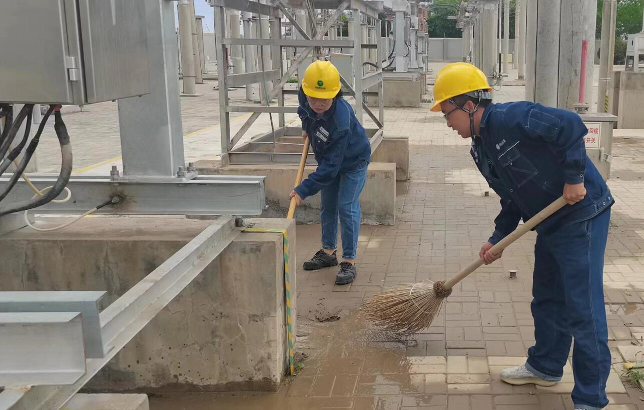 戈壁有雨，阿電人全力出擊保供電