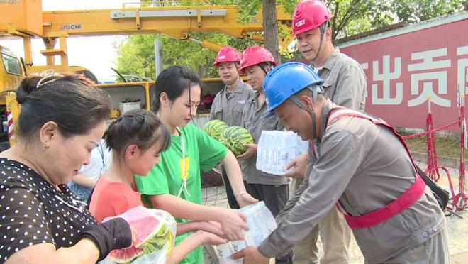 四川什邡：電力工人高溫保電忙，社區(qū)群眾熱情慰問(wèn)表感謝