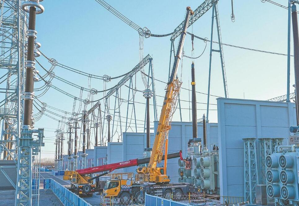 1000千伏北京東變電站擴(kuò)建工程4號主變壓器安裝