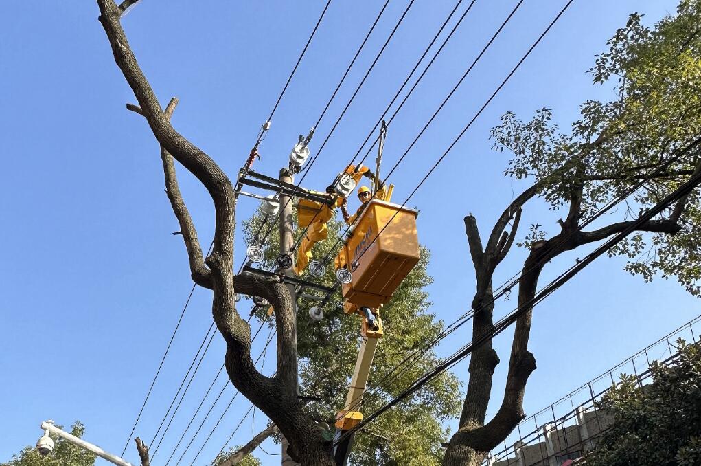 國(guó)網(wǎng)余姚市供電公司：帶電線路遷改“讓行” 助力市政要道擴(kuò)建