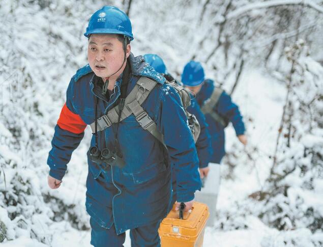 【國網楷?！恐芗t亮：巡行秦嶺深處 守護線路安全