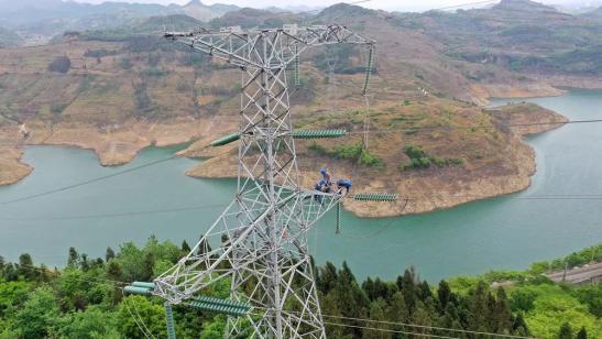 貴州興義供電局高空之上，用責(zé)任守護(hù)安全送去光明