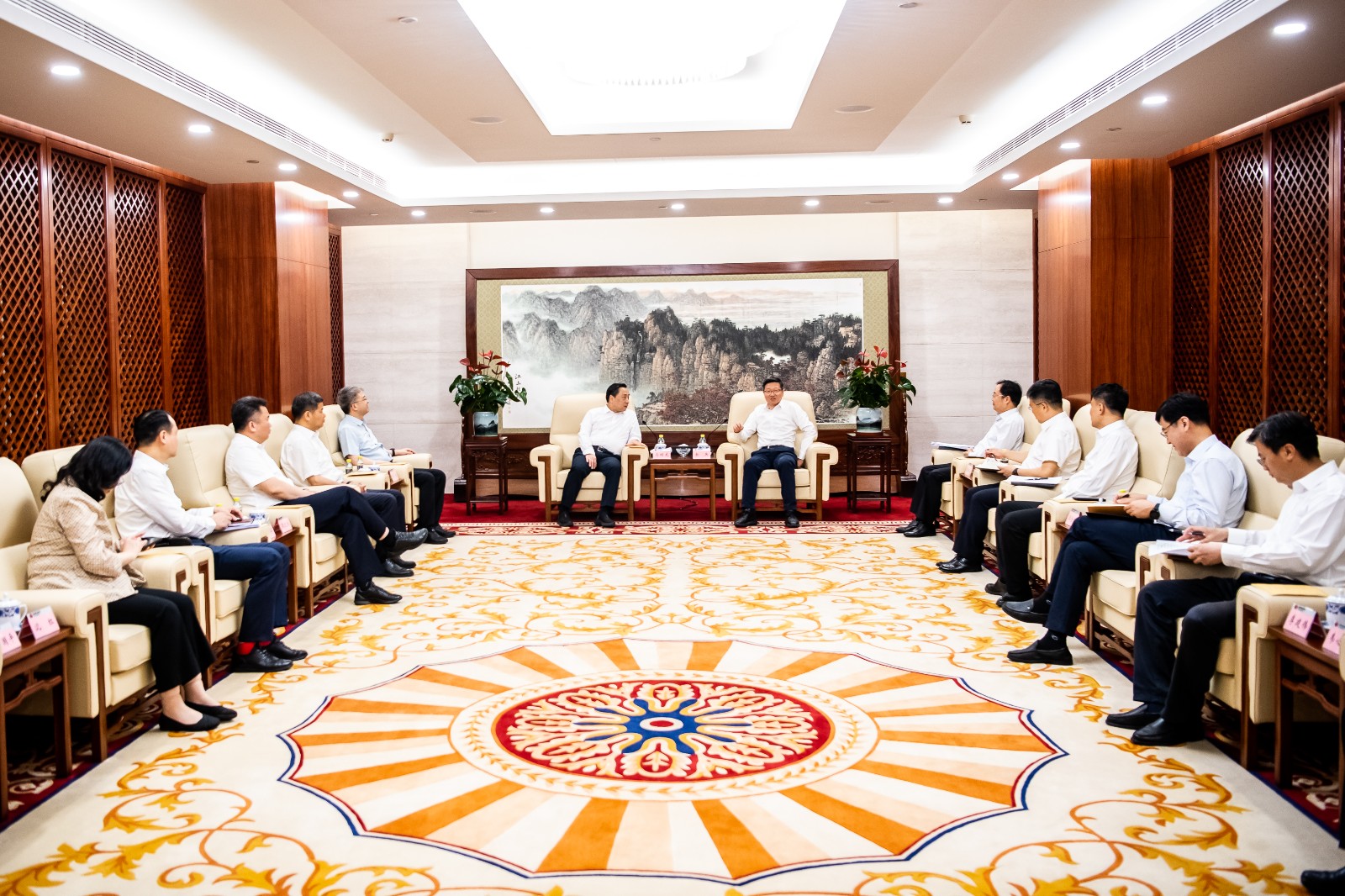 國家能源集團(tuán)公司總經(jīng)理、黨組副書記余兵會(huì)見鎮(zhèn)江市委書記馬明龍一行