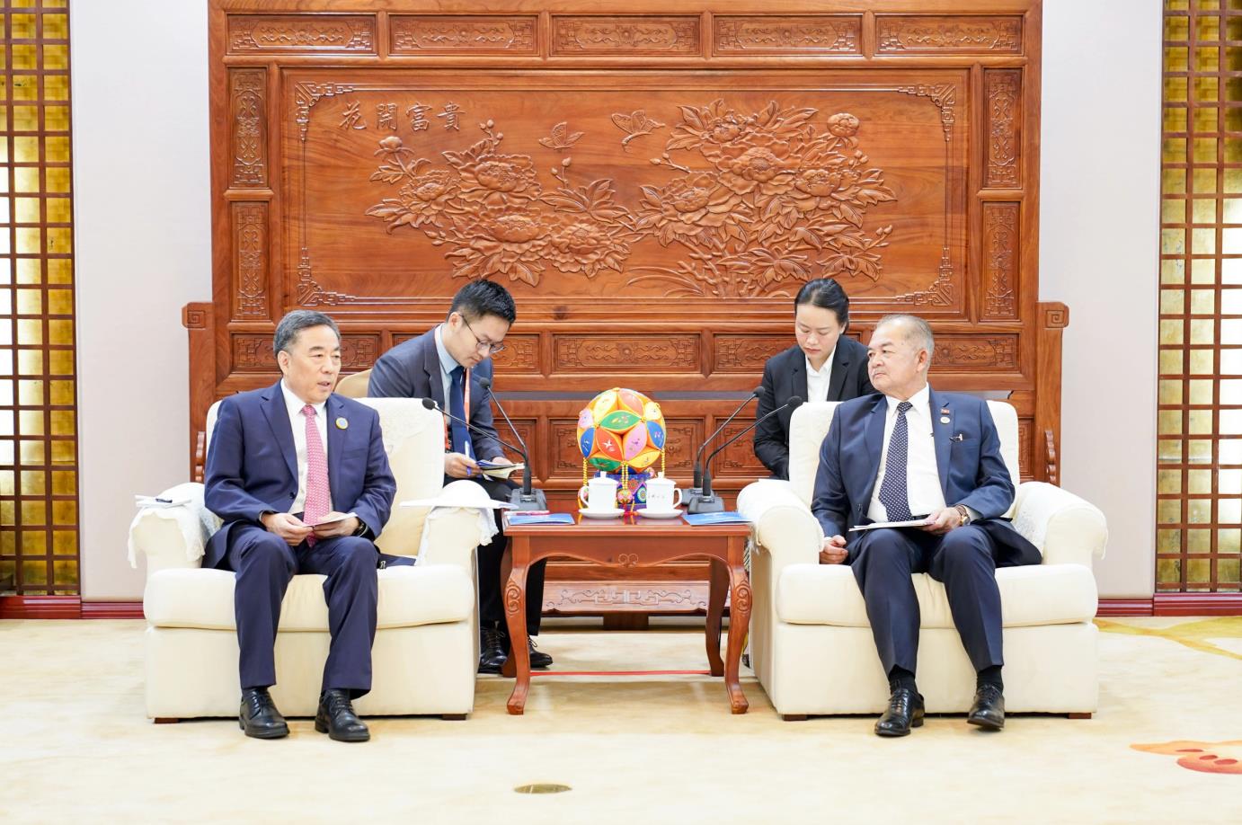 中國能建黨委書記、董事長宋海良與老撾副總理吉喬·凱坎匹吞會(huì)談