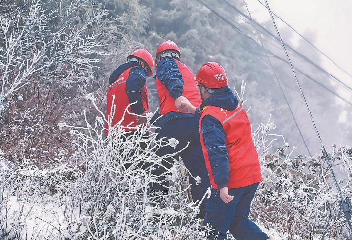 重慶石柱縣供電公司踏雪進(jìn)山去巡線(xiàn)