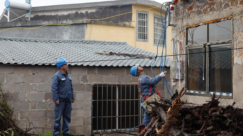 貴州興義供電局及時(shí)更換老化線路 保障客戶安全用電