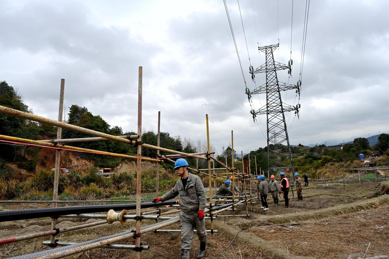 國網(wǎng)瑞安市供電公司加速推進電網(wǎng)補強工程建設 為地方經(jīng)濟發(fā)展增添電力保障